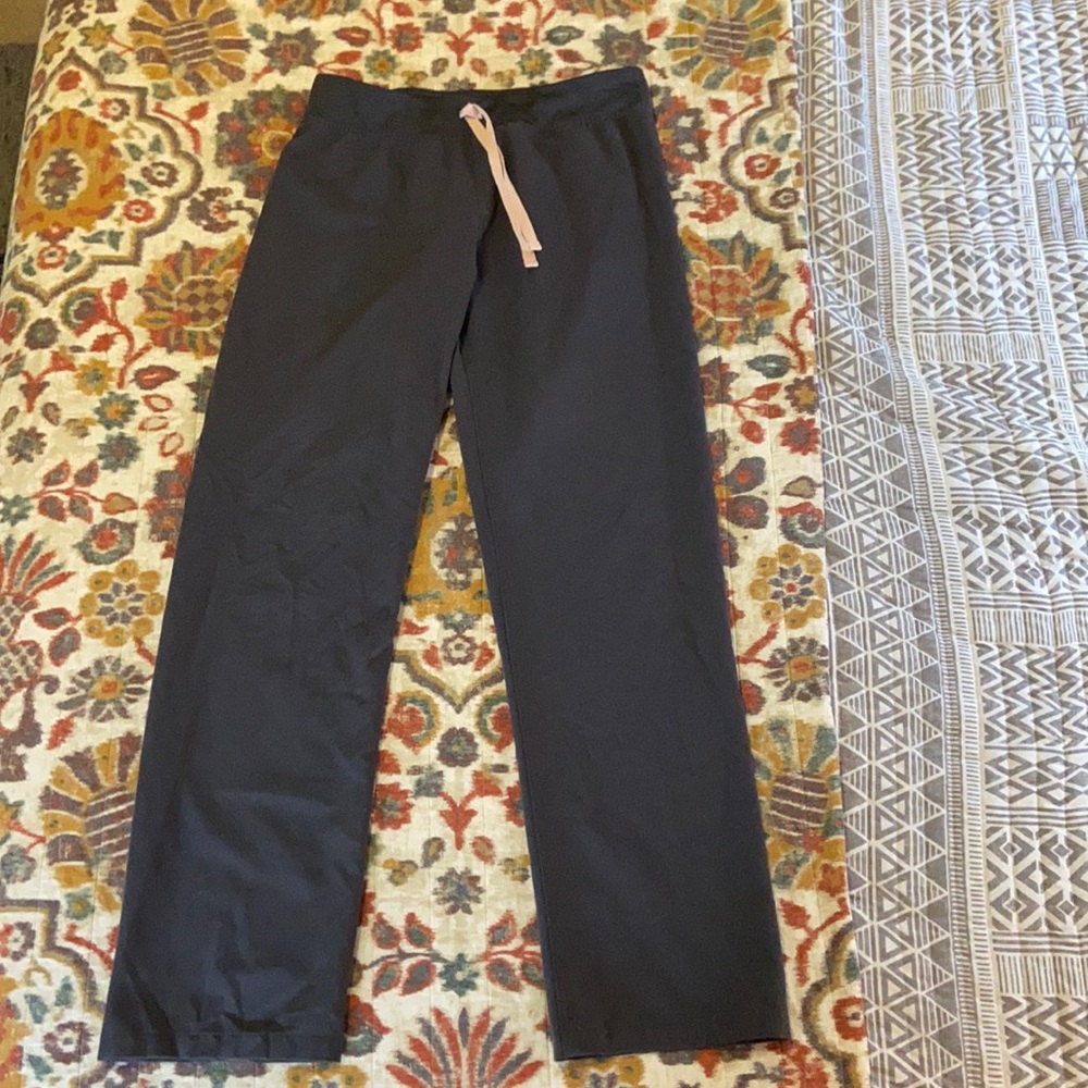 Figs charcoal straight leg scrub pant size sm